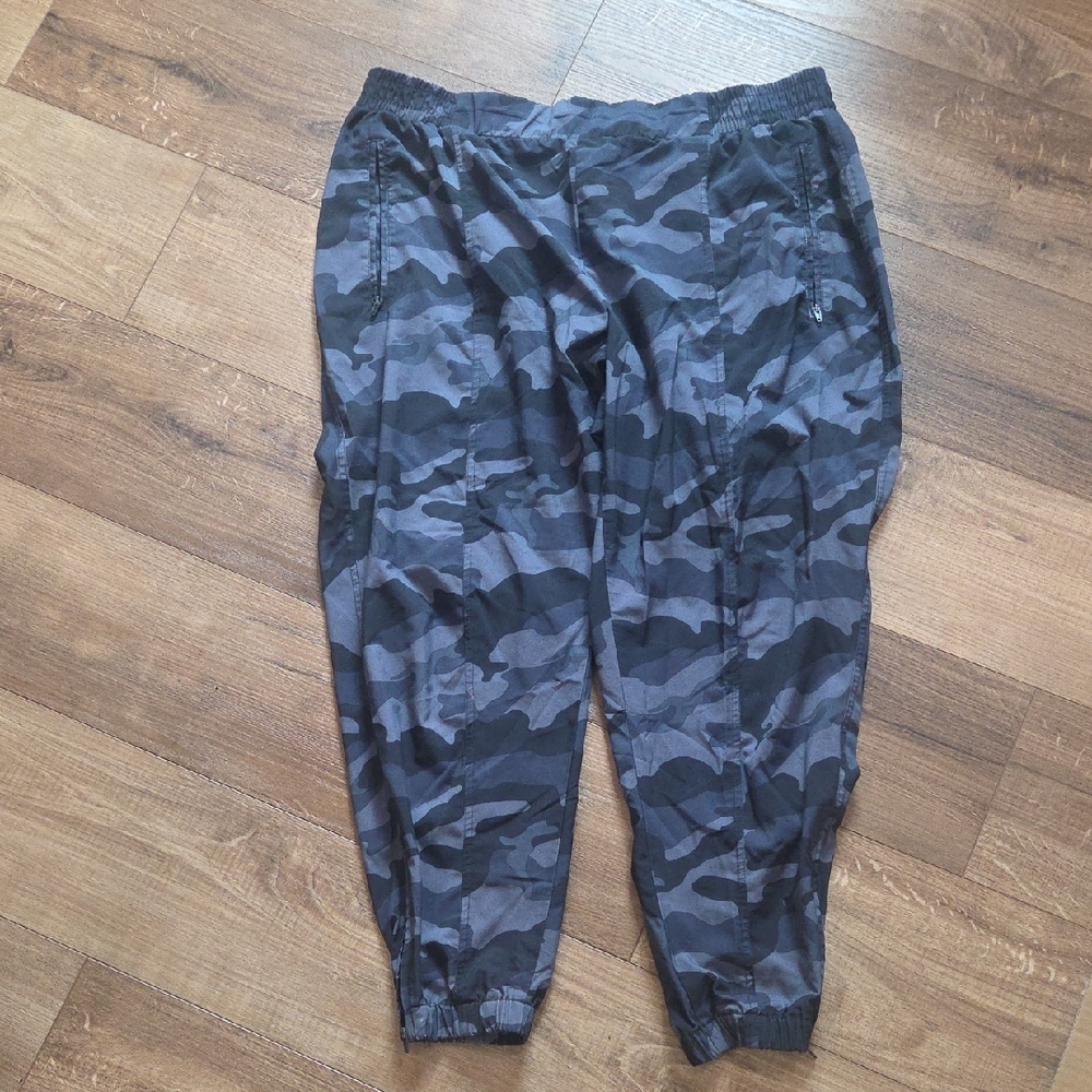 Old Navy Black and Gray Camo Joggers